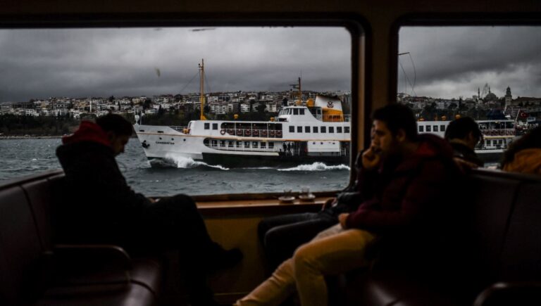 istanbul-valiligi-saat-verip-uyardi-istanbulda-firtinaya-dikkat-ddA8Jb4R.jpg