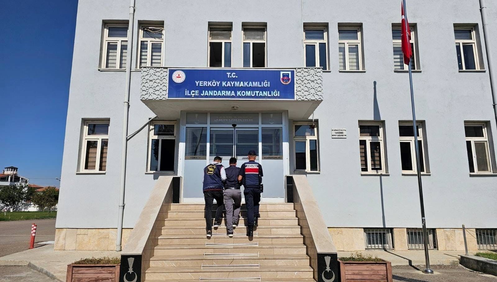 6 yil kesinlesmis cezasi bulunan firari yakalandi DWXqLTkw