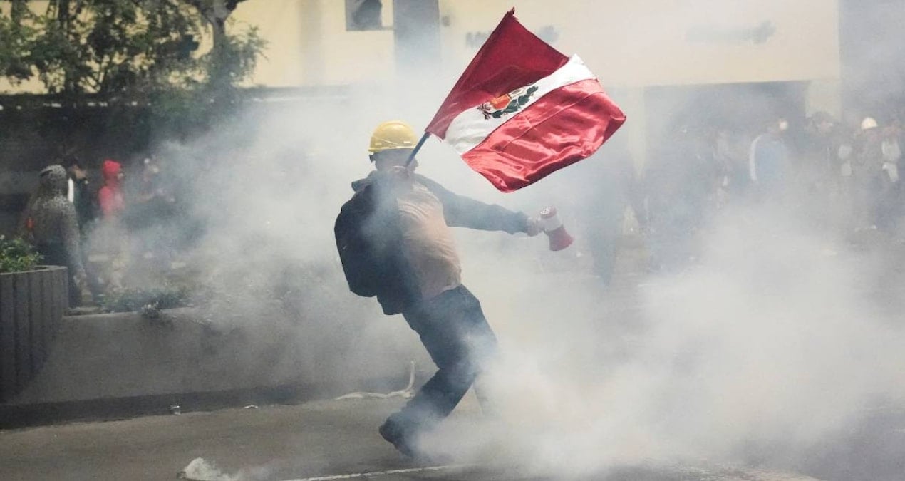 z kusagi bu kez peruda sokaklara indi protestocular yuksek mahkemeyi yakti DS56yJRH