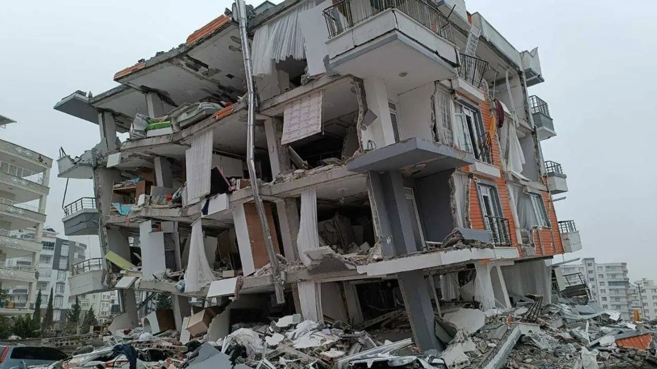 depremde yikilan burak yapi sitesi davasinda kamu gorevlileri ilk kez hakim karsisina cikti savunmalari pes dedirtti sclZZN1b