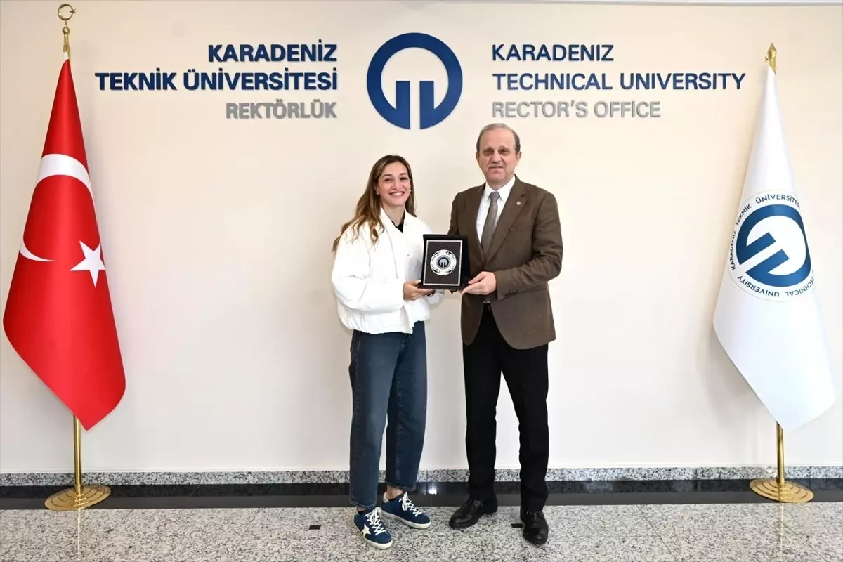 milli boksor buse naz cakiroglundan ktu rektorune ziyaret 3XU9NWLh.jpg