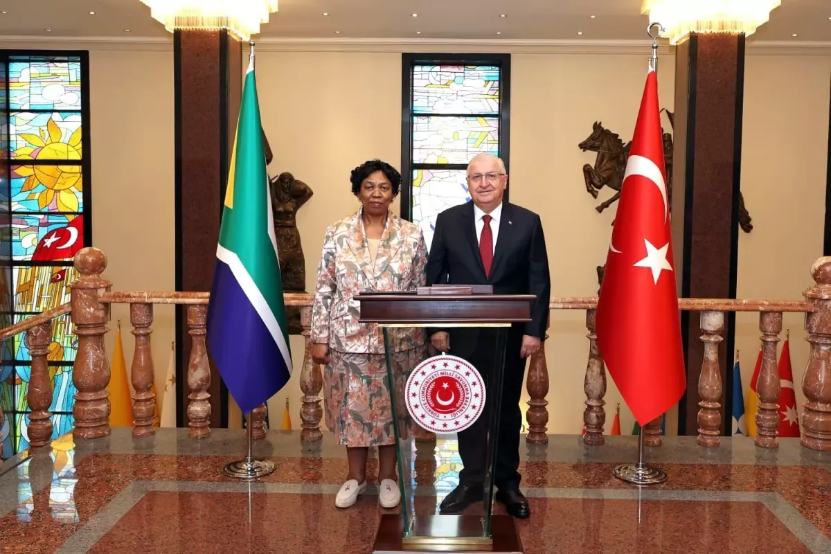 milli savunma bakani yasar guler guney afrikali mevkidasi ile bir araya geldi YRmWGDg8.jpg