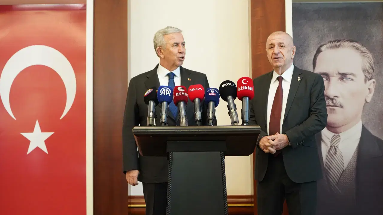 umit ozdag zafer partisi mansur yavasin yanindadir aPYFU9QC