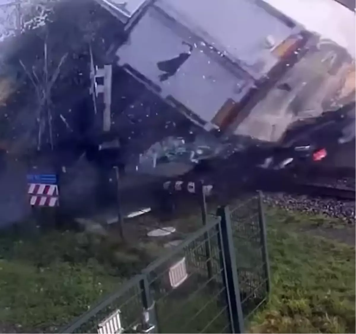 hollandada yolcu treni tira carpti 5 yarali 1A6SswHr.jpg