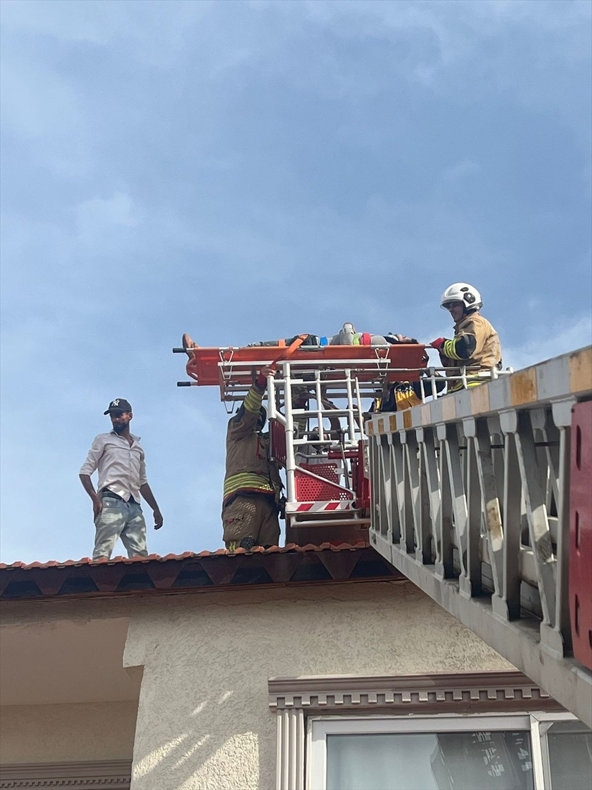 Arsuz’da Çatı Onarımı Sırasında İşçi Düşerek Yaralandı