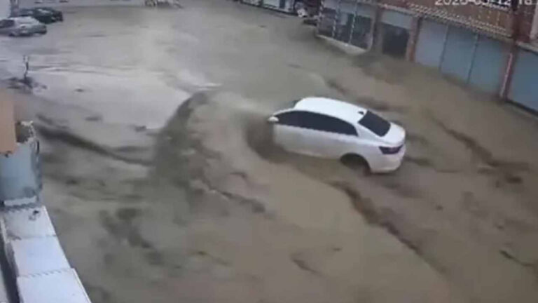 samsun-havzadaki-sel-kamerada-ne-var-ne-yok-onune-katti-goturdu-3jpCa82i-1