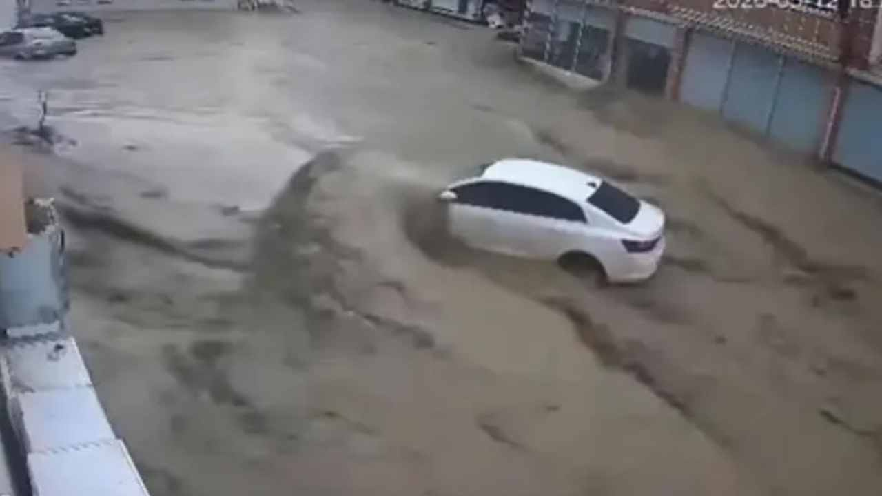 samsun-havzadaki-sel-kamerada-ne-var-ne-yok-onune-katti-goturdu-3jpCa82i-1
