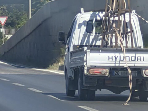 Eskisehir cevre yolunda kamyonetten sarkan ipler trafigi tehlikeye dusurdu 8Ds3FATk