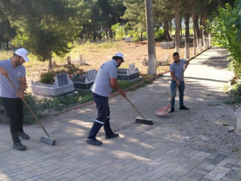 Golpazari belediyesinden mezarliklarda temizlik calismasi Fmy1FgDD