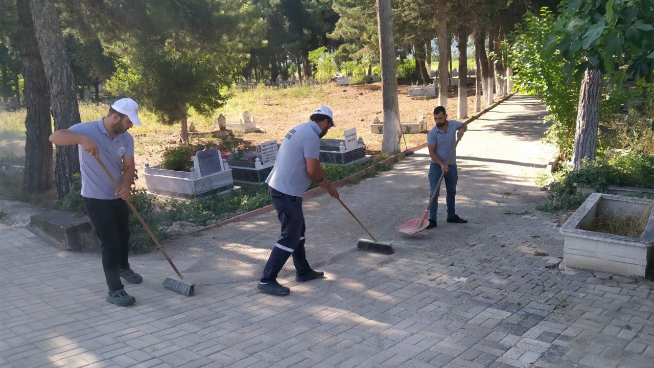 Golpazari belediyesinden mezarliklarda temizlik calismasi Fmy1FgDD